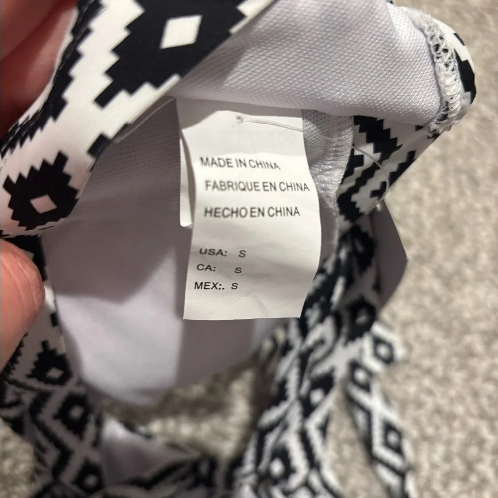 Black and White Geometric Bikini Top - Picture 6 of 6